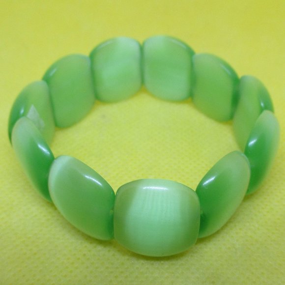 LARGE GLASS MOONGLOW Bracelet Large Green Oval Glass Moonglow Beaded 2 Elastic - Picture 7 of 9